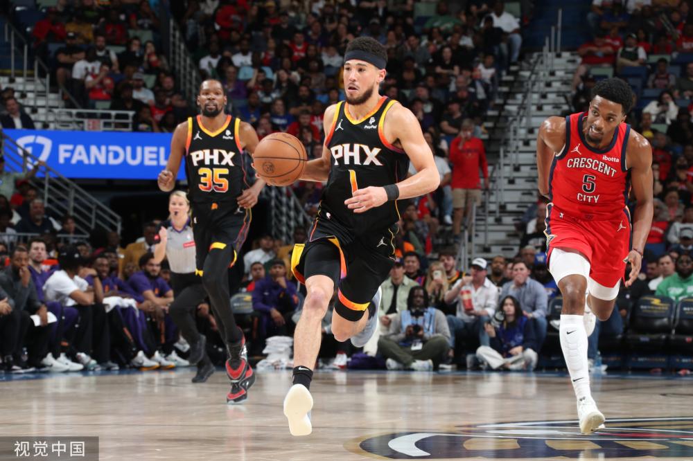 U22国足力克韩国U22，球迷在球员谢场时高喊“雄起”