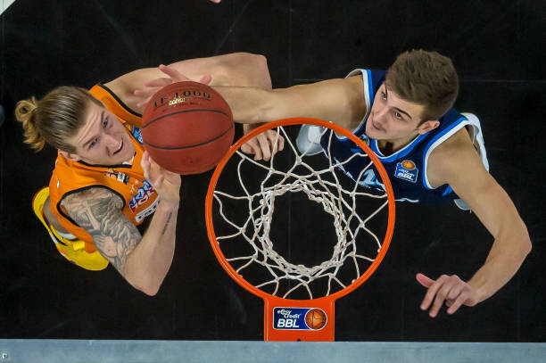 U22国足力克韩国U22，球迷在球员谢场时高喊“雄起”